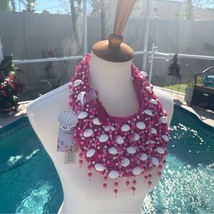 NWT Pink and White Hand beaded Shell Necklace 
🐚💕🐚💕🐚💕